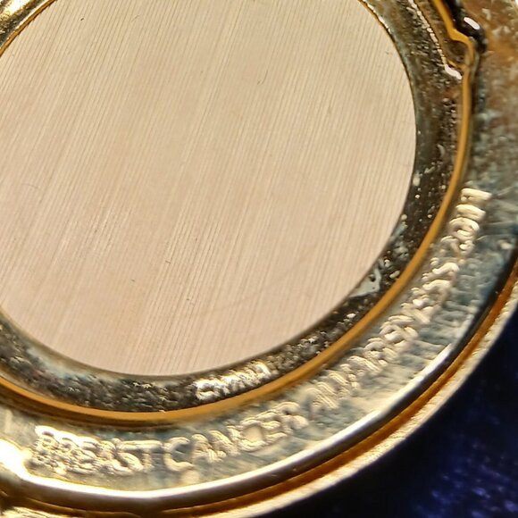 Estee Lauder 2011 Pink Ribbon Compact - Picture 4 of 5